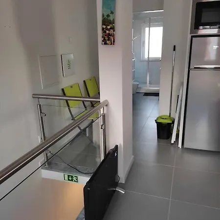 Sandowav - Modern Steps From The Apartament