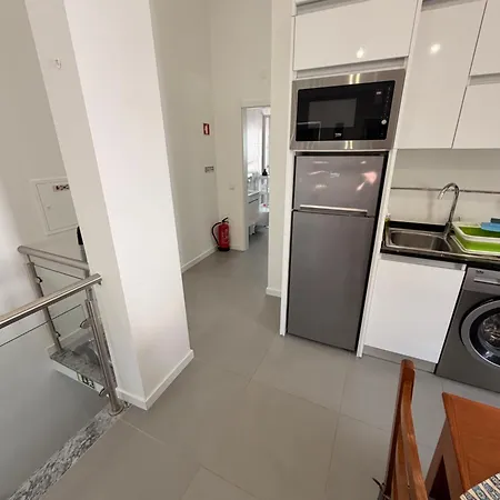 Sandowav - Modern Steps From The Apartment